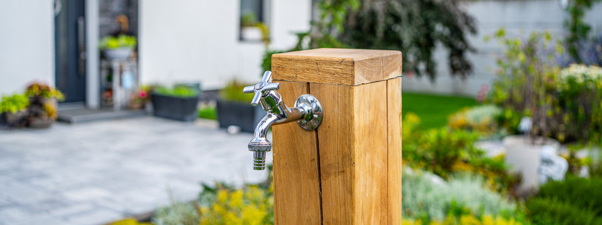 Záhradný dubový hydrant